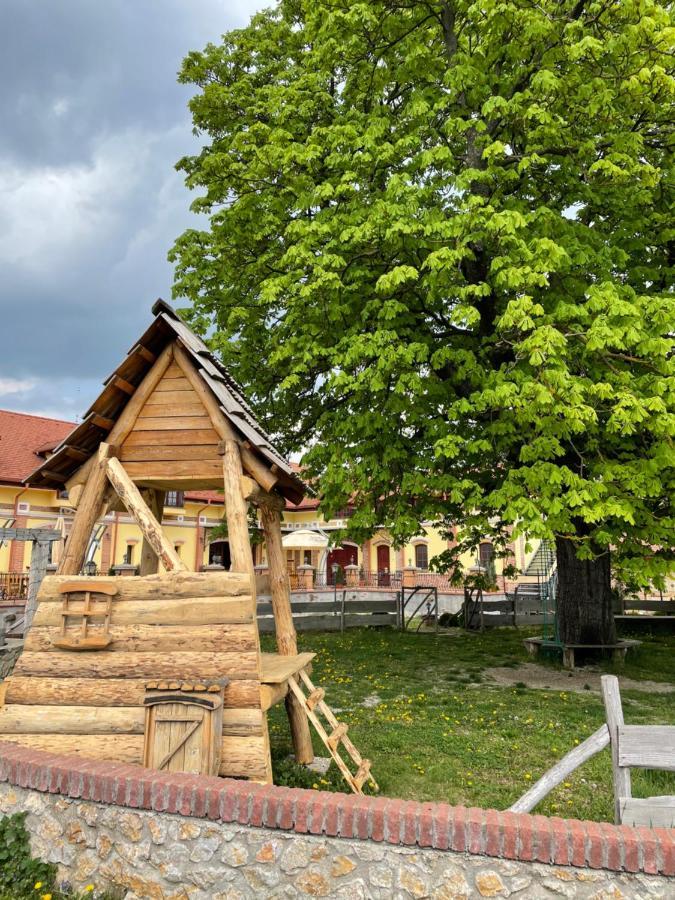 Hotel Kastely Grof Zichy Haniska Esterno foto